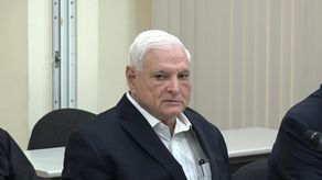 El expresidente panameño Ricardo Martinelli, asilado en Colombia, se declaró este lunes inocente ante un tribunal de las acusaciones de haber lavado dinero de los sobornos de la constructora brasileña Odebrecht, constató la AFP. Martinelli, quien compareció por videollamada, comenzó a ser juzgado este lunes en Panamá junto con otra veintena de personas.