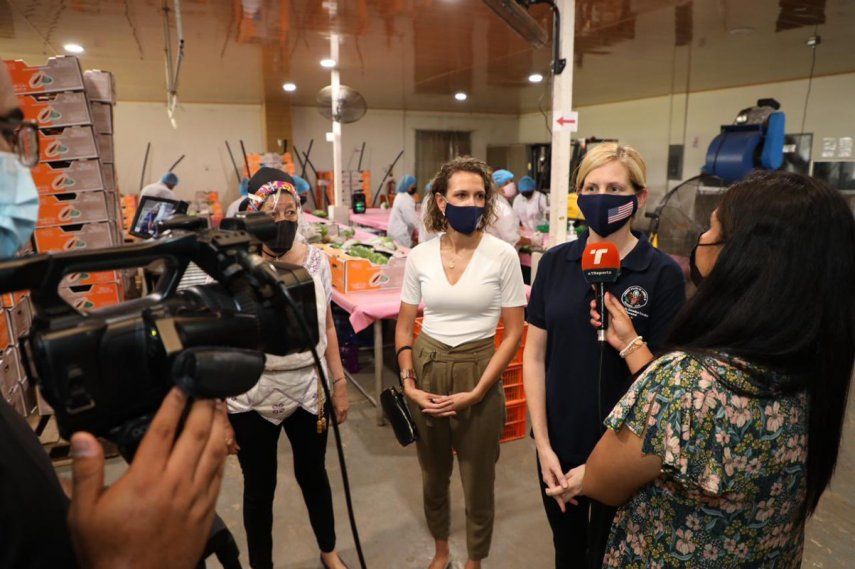 Las representantes de la Embajada de Estados Unidos recorrieron centros de producción para exportaciones de papaya.