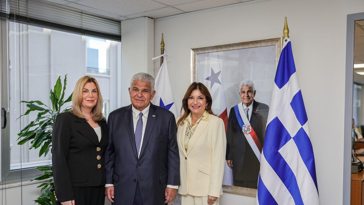 El reforzamiento de las estrategias de Panamá para elevar la calidad de su Registro de Naves —incluyendo la aplicación de nuevas tecnologías— y la búsqueda de soluciones a situaciones externas que afectan a los buques con bandera panameña fueron los temas centrales abordados este jueves por el presidente de la República, José Raúl Mulino, en el Consulado General de Panamá en El Pireo, Grecia, como parte de la visita de Estado a esta nación.