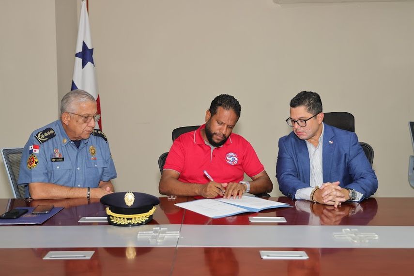Bomberos de Panamá pone fin a huelga de brazos caídos