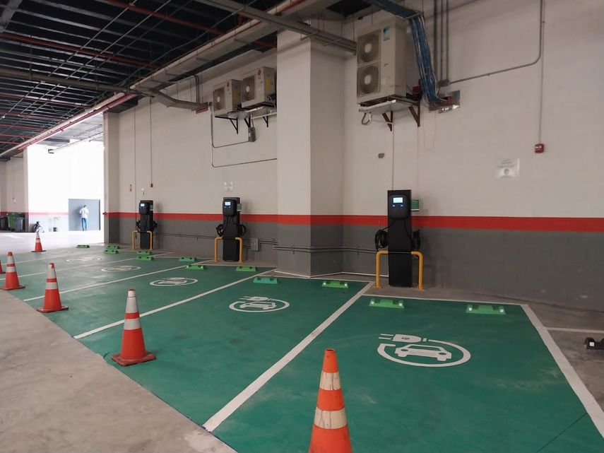 PCC instala su primer cargador para vehículos eléctricos