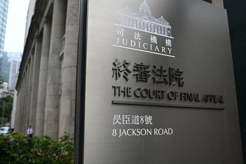 El tribunal superior de Hong Kong falló a favor de las parejas del mismo sexo, incluidas las uniones civiles, aunque no llegó a otorgar plenos derechos matrimoniales en una victoria parcial para la comunidad LGBTQ de la ciudad. El tribunal superior de Hong Kong falló a favor de las parejas del mismo sexo, incluidas las uniones civiles, aunque no llegó a otorgar plenos derechos matrimoniales en una victoria parcial para la comunidad LGBTQ de la ciudad.