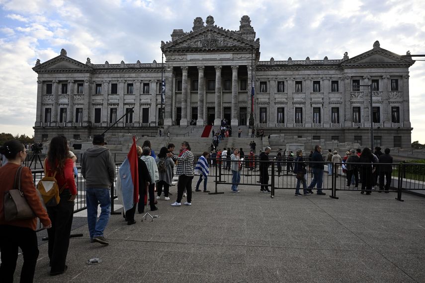Lula y Boric se suman a miles de uruguayos en el último adiós a José Mujica
