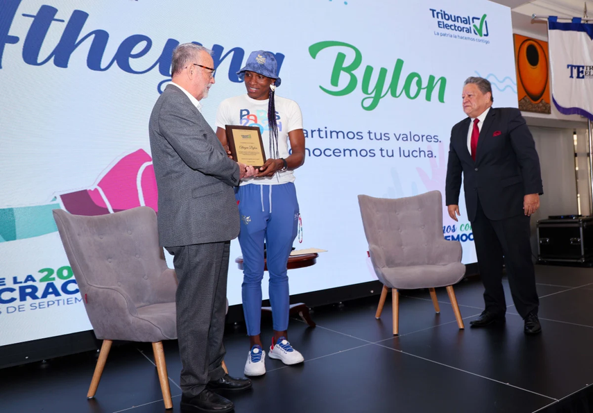 Atheyna Bylon recibió reconocimiento del Tribunal Electoral