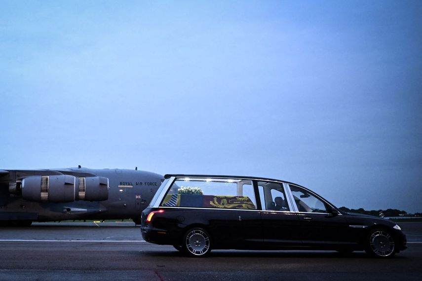 Miles de británicos comienzan a despedir este miércoles en Londres a Isabel II, cuyo féretro llegó la víspera desde Escocia, donde falleció, en la primera jornada de homenaje popular a su reina y símbolo durante siete décadas.