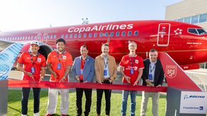 Copa Airlines presentó ‘El Avión de la Sele’, un Boeing 737 MAX8 nuevo con el lema ‘Vamos Panamá’ y de color rojo, como el uniforme de la selección nacional de fútbol del país que competirá en el Mundial de Fútbol 2026.