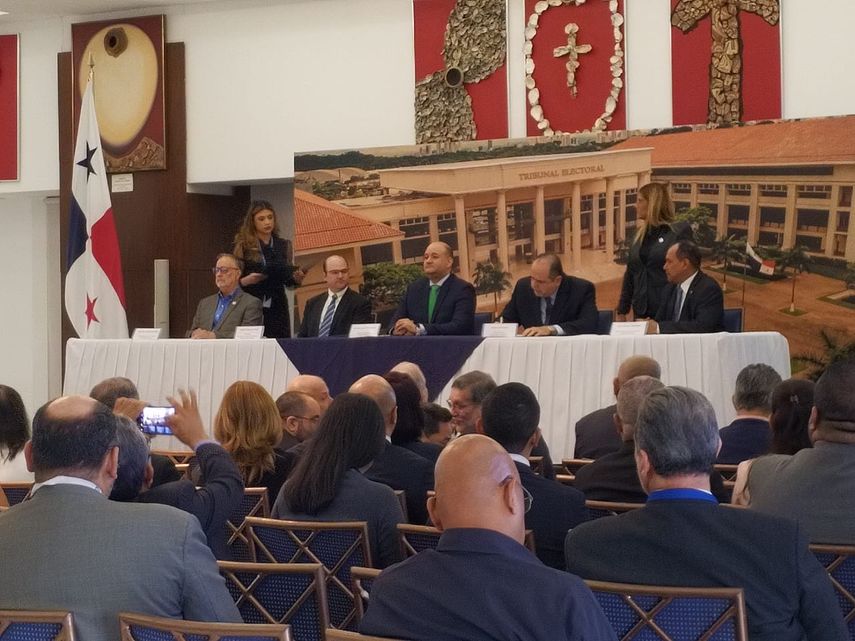 Según el Tribunal electoral, el tercer debate presidencial se está programado para el 17 de abril y lo producirá la corporación Medcom. Según el Tribunal electoral, el tercer debate presidencial se está programado para el 17 de abril y lo producirá la corporación Medcom.