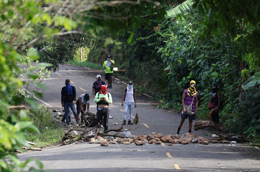 Ricardo Espinosa fue uno de los muchos camioneros panameños, que permanecía varado la madrugada de este miércoles en un punto de la vía Interamericana, que atraviesa Panamá y la comunica con Centroamérica, por uno de los tantos cierres que llevan a cabo indígenas. Ricardo Espinosa fue uno de los muchos camioneros panameños, que permanecía varado la madrugada de este miércoles en un punto de la vía Interamericana, que atraviesa Panamá y la comunica con Centroamérica, por uno de los tantos cierres que llevan a cabo indígenas.