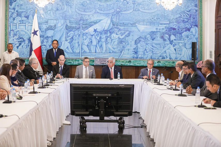 Mulino y su equipo explican proyecto de ley a Junta Directiva de CSS. Mulino y su equipo explican proyecto de ley a Junta Directiva de CSS.