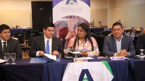 Firma del convenio entre Amupa y la empresa Decsa.
