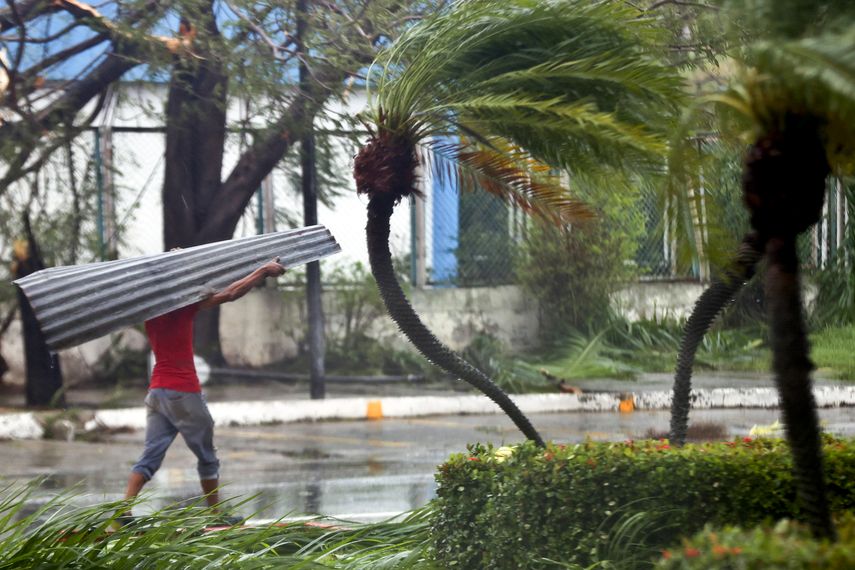 El huracán Melissa deja al menos 32 personas muertas a su paso por el Caribe, con veintitrés fallecidos en Haití, cuatro en Jamaica, el mismo número en Panamá y uno en República Dominicana, además de un rastro de destrucción, que golpeó también con dureza este miércoles a Cuba. El huracán Melissa deja al menos 32 personas muertas a su paso por el Caribe, con veintitrés fallecidos en Haití, cuatro en Jamaica, el mismo número en Panamá y uno en República Dominicana, además de un rastro de destrucción, que golpeó también con dureza este miércoles a Cuba.