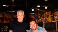 El futbolista argentino Lionel Messi publicó este miércoles una foto junto a su padre, Jorge Messi, fallecido el pasado sábado a los 68 años, junto a un extenso mensaje en el que expresó su dolor por su partida, contó cómo fue jugar un Mundial por primera vez lejos de él y puso en duda que pueda seguir jugando al fútbol durante mucho tiempo más. El futbolista argentino Lionel Messi publicó este miércoles una foto junto a su padre, Jorge Messi, fallecido el pasado sábado a los 68 años, junto a un extenso mensaje en el que expresó su dolor por su partida, contó cómo fue jugar un Mundial por primera vez lejos de él y puso en duda que pueda seguir jugando al fútbol durante mucho tiempo más.