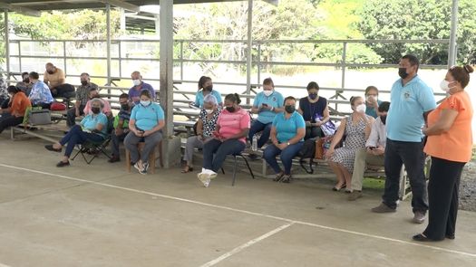 Los padres de familia del colegio Jesús María Pla en Gualaca se mantienen en vigilia para exigir al MEDUCA que los maestros vuelvan a sus clases y resuelvan los problemas administrativos que atraviesa el plantel.