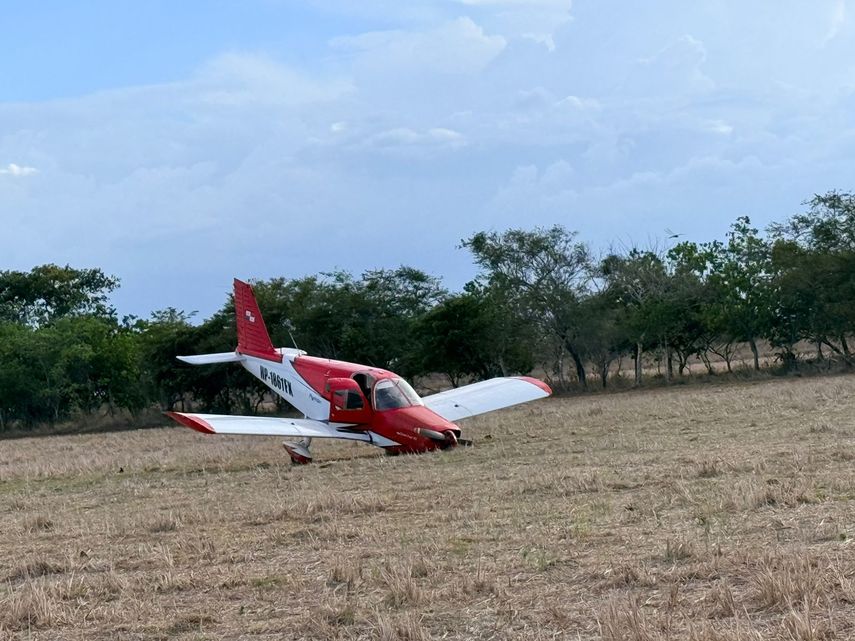 La avioneta aterrizó de emergencia en un campo abierto.