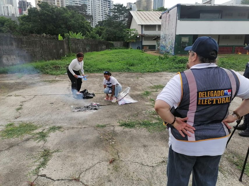 Inician con la quema de papeletas sobrantes de las primarias del partido Panameñista. Inician con la quema de papeletas sobrantes de las primarias del partido Panameñista.