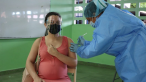 Embarazadas solo deberán presentar tarjeta de control prenatal para vacunarse