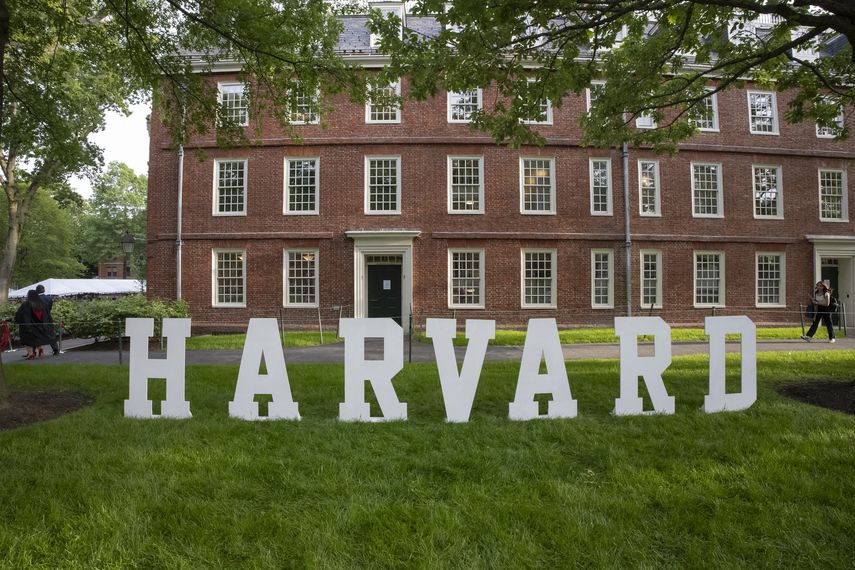 Harvard reta en la corte la orden de Trump que niega visas a estudiantes Harvard reta en la corte la orden de Trump que niega visas a estudiantes