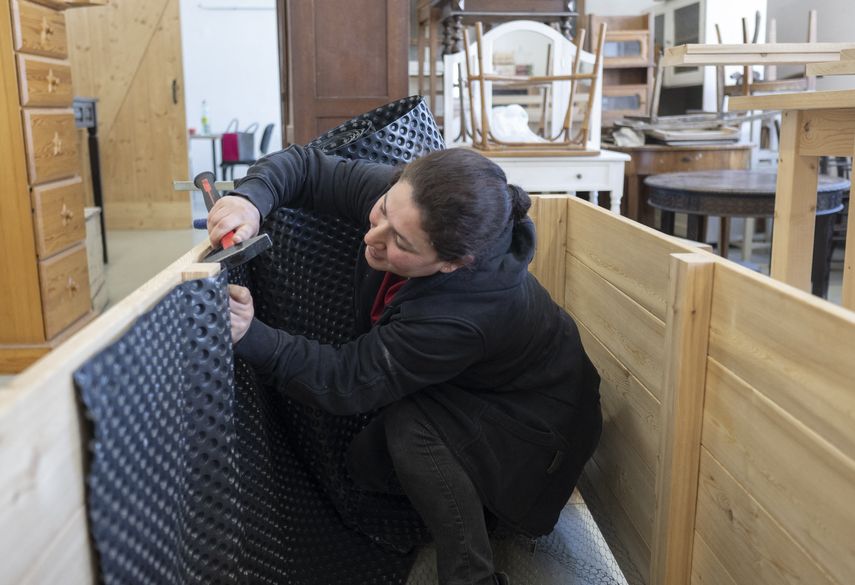 Yasemin Yaman trabaja en una pequeña empresa de carpintería donde fabrica y renueva muebles a través de un proyecto piloto que garantiza puestos de trabajo a quienes han estado desempleados durante mucho tiempo, en Gramatneusiedl, Austria. Yasemin Yaman trabaja en una pequeña empresa de carpintería donde fabrica y renueva muebles a través de un proyecto piloto que garantiza puestos de trabajo a quienes han estado desempleados durante mucho tiempo, en Gramatneusiedl, Austria.
