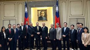 Diputados panameños se reunieron en Taipei con el presidente del Legislativo, Han Kuo-yu, en el marco de una visita de trabajo a Taiwán que ha generado una polémica diplomática en Panamá por ser la primera de funcionarios tras la ruptura de las relaciones con la isla en el 2017 para entablarlas con China.&nbsp;
