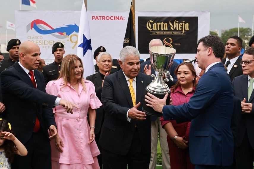 Mulino entrega copa a ganadores del Clásico Presidente de la República
