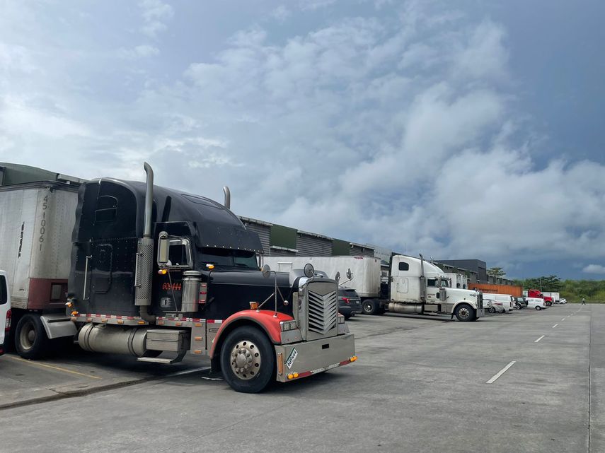 Camiones con carga agrícola llegan para abastecer Merca Panamá.