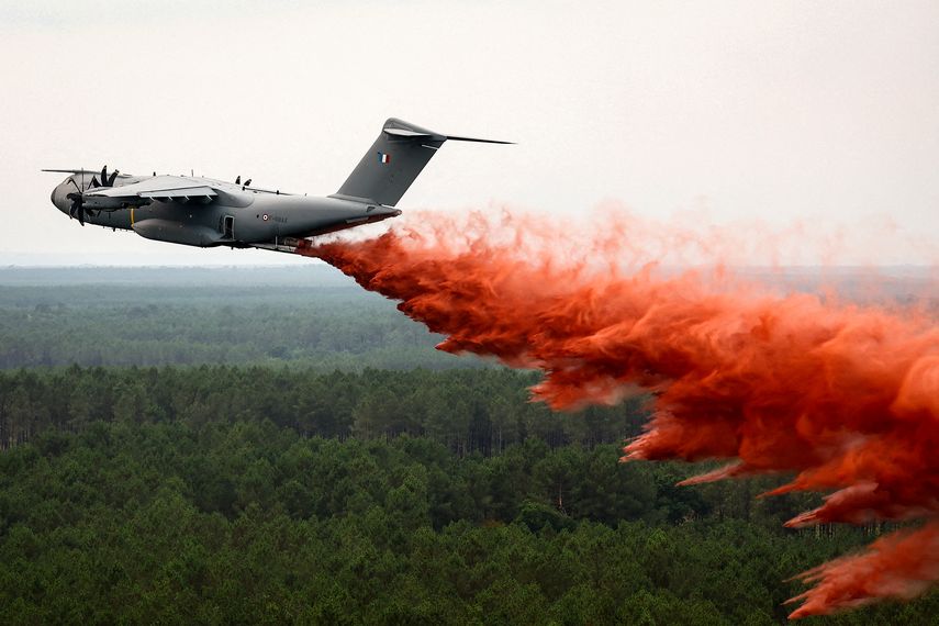 Incendios que arrasan España y Francia siguen sin control y fuerzan evacuaciones
