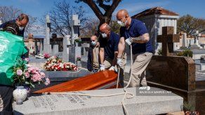 España prohíbe las ceremonias fúnebres en su lucha contra el coronavirus