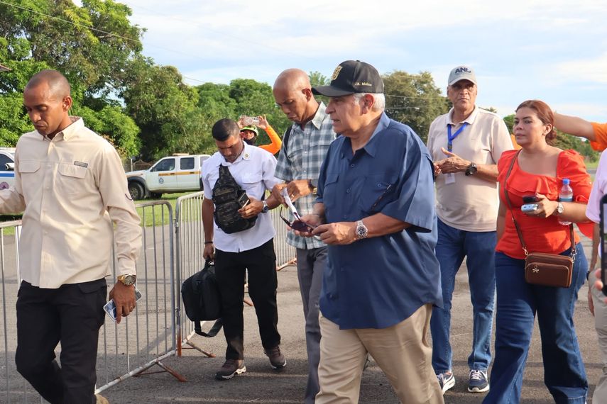 El presidente Mulino visita las aéreas más afectadas por el terremoto
