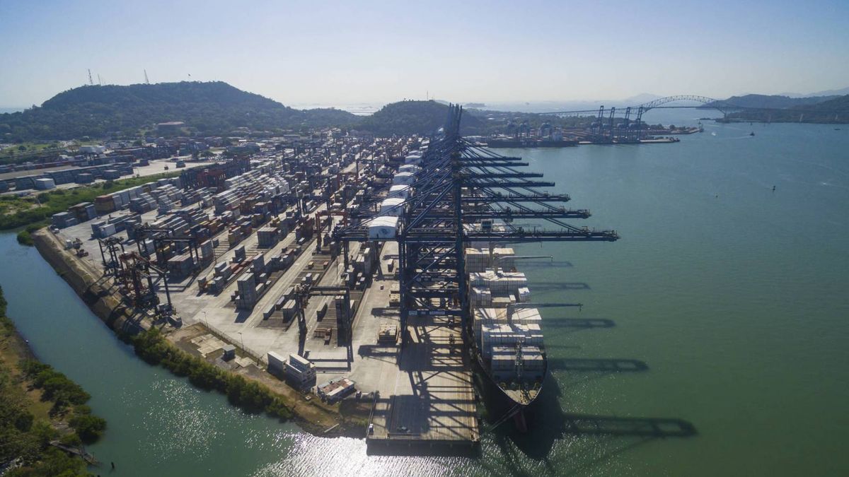 El movimiento de contenedores en los puertos de Panamá creció un 3,6 % en 2025, en relación al año anterior, y llegó a 9.915.357 TEUs o unidades equivalentes a 20 pies, según las cifras preliminares de la Autoridad Marítima panameña (AMP).