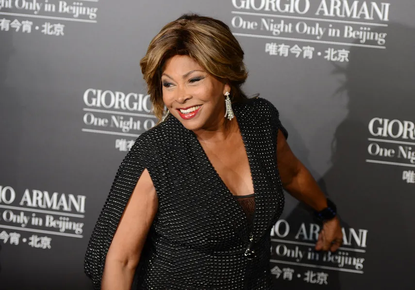 "Alguien así debería vivir eternamente", dijo una de las vecinas de Tina Turner, al dejar este jueves unas flores frente a la residencia de la leyenda del rock en Suiza.