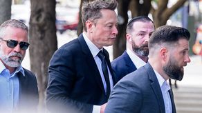 El empresario Elon Musk es por segundo año consecutivo la persona más rica del mundo después de duplicar su patrimonio, que superó los 830.000 millones de dólares, según el ranking anual de la revista Forbes publicado este martes.