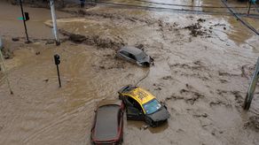 Las autoridades de Chile informaron este jueves que, en medio de las fuertes lluvias que afectan la zona centro-sur del país, se produjo un aluvión en una zona precordillerana en el este de la capital chilena, que arrastró vehículos y buses en las empinadas calles de ese sector de la ciudad.
