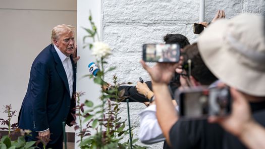 Trump dona el primer salario de su segundo mandato a la renovación de la Casa Blanca