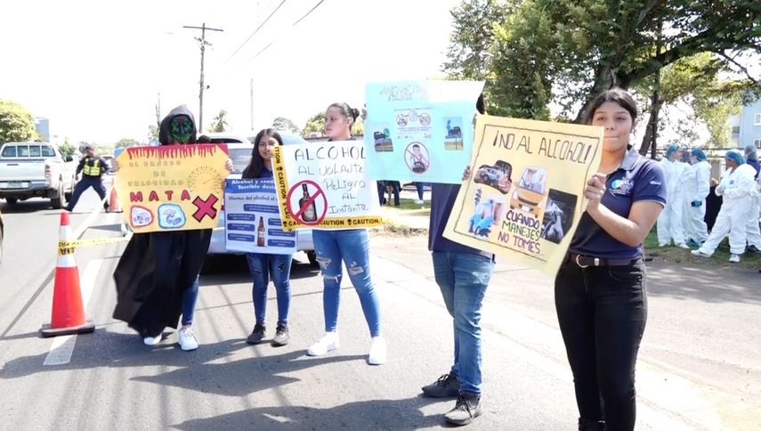 Estudiantes de investigación criminal de Udelas realizaron un simulacro y portaron pancartas para prevenir accidentes en la provincia de Chiriquí.