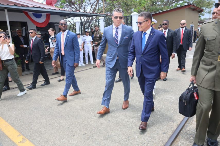 El secretario de Defensa de Estados Unidos, Pete Hegseth, aseguró este martes en Panamá que el gobierno de Donald Trump "no permitirá" que China "ponga en peligro" la operación del canal interoceánico. El secretario de Defensa de Estados Unidos, Pete Hegseth, aseguró este martes en Panamá que el gobierno de Donald Trump "no permitirá" que China "ponga en peligro" la operación del canal interoceánico.