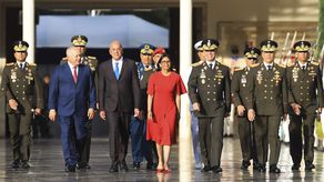 El ministro de Interior y Justicia de Venezuela, Diosdado Cabello, y el de Defensa, Vladimir Padrino López, declararon este miércoles la lealtad absoluta de los cuerpos de seguridad y de la Fuerza Armada Nacional Bolivariana (FANB) a la presidenta encargada, Delcy Rodríguez, en un acto para reconocerla como comandante en jefe del cuerpo castrense.&nbsp;