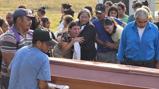 Aquí también callamos porque tenemos miedo a que los próximos muertos seamos nosotros. Ya llevamos decenas de compañeros muertos en los últimos 30 años. Así lo afirmó a EFE un campesino que perdió a unos familiares en la masacre de 20 personas el pasado día 21 en la aldea de Rigores, situada en el sector del Aguán del conflictivo departamento de Colón, en Honduras. Aquí también callamos porque tenemos miedo a que los próximos muertos seamos nosotros. Ya llevamos decenas de compañeros muertos en los últimos 30 años. Así lo afirmó a EFE un campesino que perdió a unos familiares en la masacre de 20 personas el pasado día 21 en la aldea de Rigores, situada en el sector del Aguán del conflictivo departamento de Colón, en Honduras.