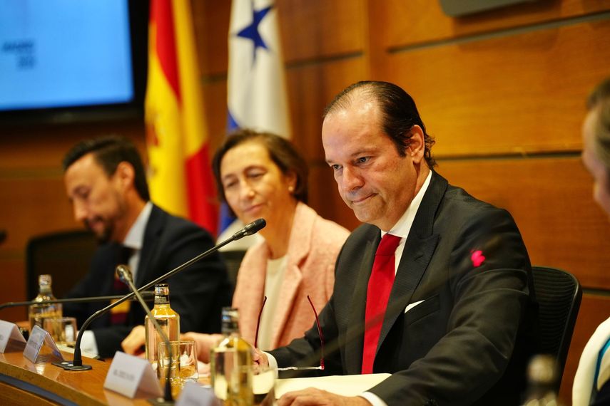 Canciller Javier Martínez Acha presenta proyectos de interés a empresas españolas. Canciller Javier Martínez Acha presenta proyectos de interés a empresas españolas.
