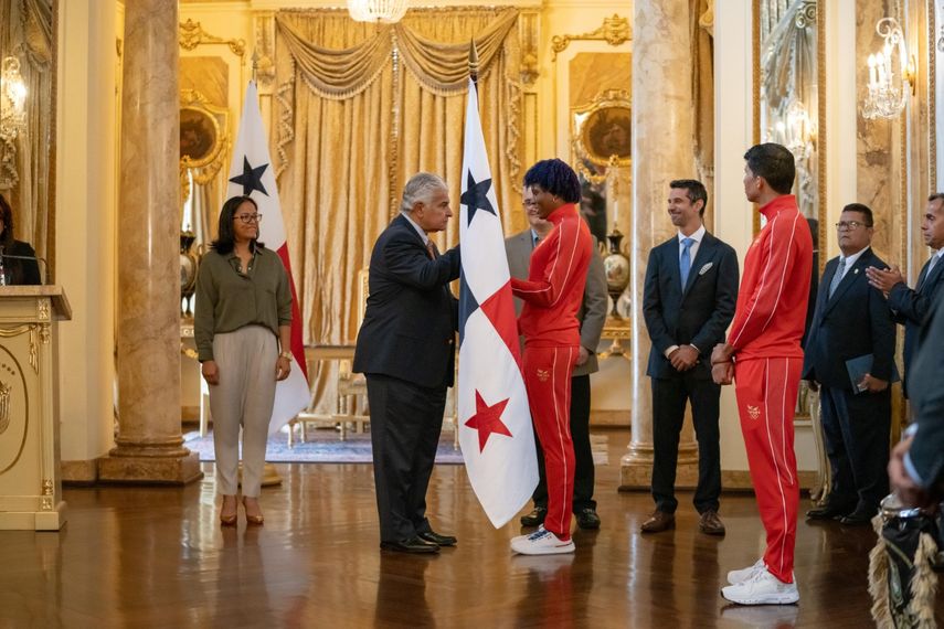 Atheyna Bylon recibe Pabellón Nacional previo a los Juegos Olímpicos de París 2024