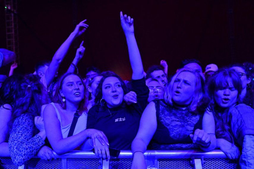 Concierto-test congrega en Reino Unido a miles de personas sin mascarilla