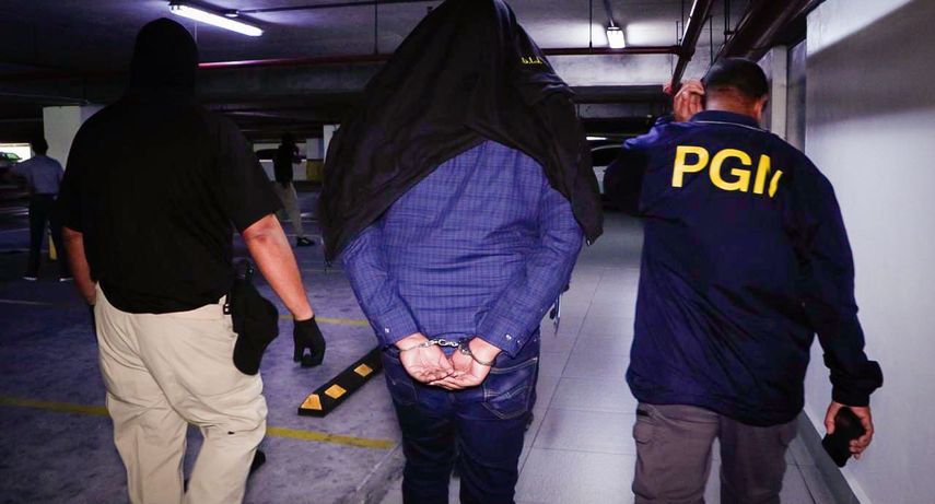 Un juez de garantías ordenó como medida cautelar que el exadministrador de la Autoridad de Innovación Gubernamental (AIG), Luis Oliva, deba presentarse a firmar los días 14 y 28 de cada mes, además de mantener el impedimento de salida del país. Un juez de garantías ordenó como medida cautelar que el exadministrador de la Autoridad de Innovación Gubernamental (AIG), Luis Oliva, deba presentarse a firmar los días 14 y 28 de cada mes, además de mantener el impedimento de salida del país.