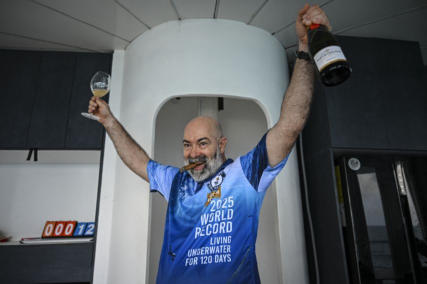 Alemán Rüdiger Koch rompe Récord Guinness tras vivir 120 días bajo el mar en Panamá