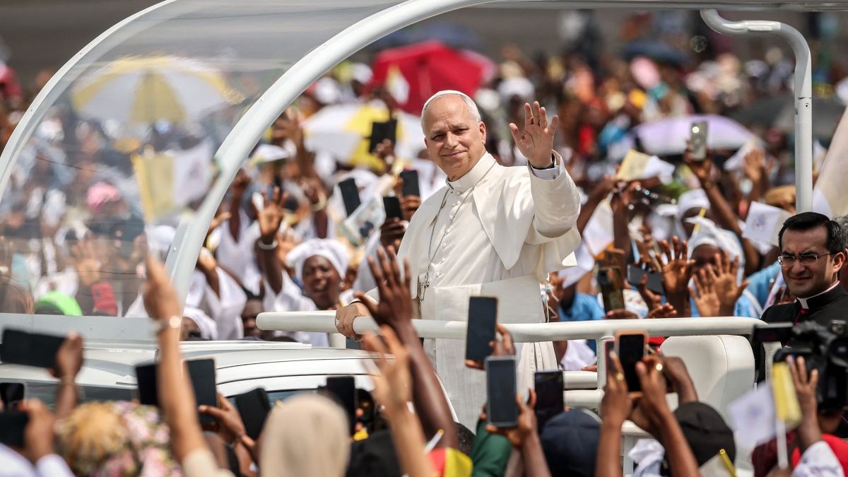 El papa dice que hay pan para todos si no se acapara, en misa multitudinaria en Duala El papa dice que hay pan para todos si no se acapara, en misa multitudinaria en Duala