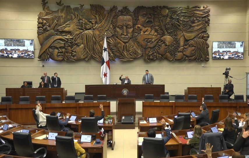 La Asamblea Nacional aprobò por mayoría la suspensión.