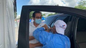 Expresidente Martín Torrijos hace su fila en el Rommel y se vacuna con AstraZeneca