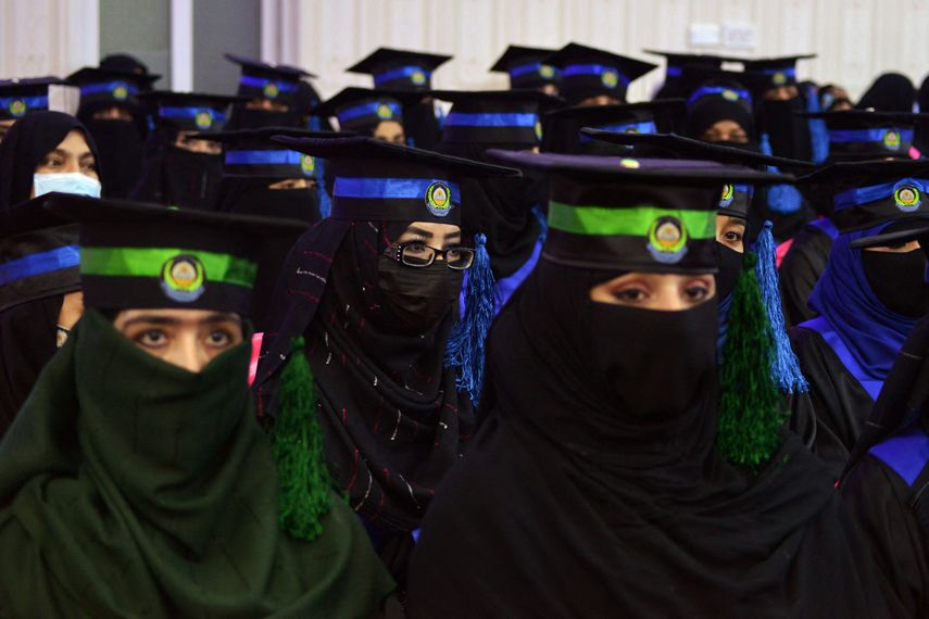 Talibanes prohíben a las mujeres acceder a la universidad