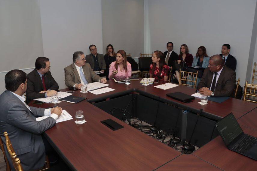 El Gobierno Nacional a través del ministro de la Presidencia, Juan Carlos Orillac participó hoy de la reunión de la Junta Directiva (JD) de la Zona Libre de Colón (ZLC), donde su gerente general Luisa Napolitano, entregó un informe. El Gobierno Nacional a través del ministro de la Presidencia, Juan Carlos Orillac participó hoy de la reunión de la Junta Directiva (JD) de la Zona Libre de Colón (ZLC), donde su gerente general Luisa Napolitano, entregó un informe.