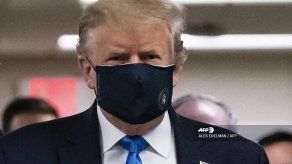 Trump se muestra con tapabocas en público por primera vez durante la pandemia