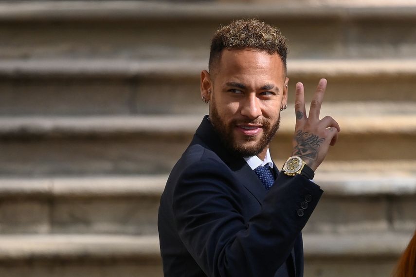 Neymar afirma que firmaba documentos que su padre le decía