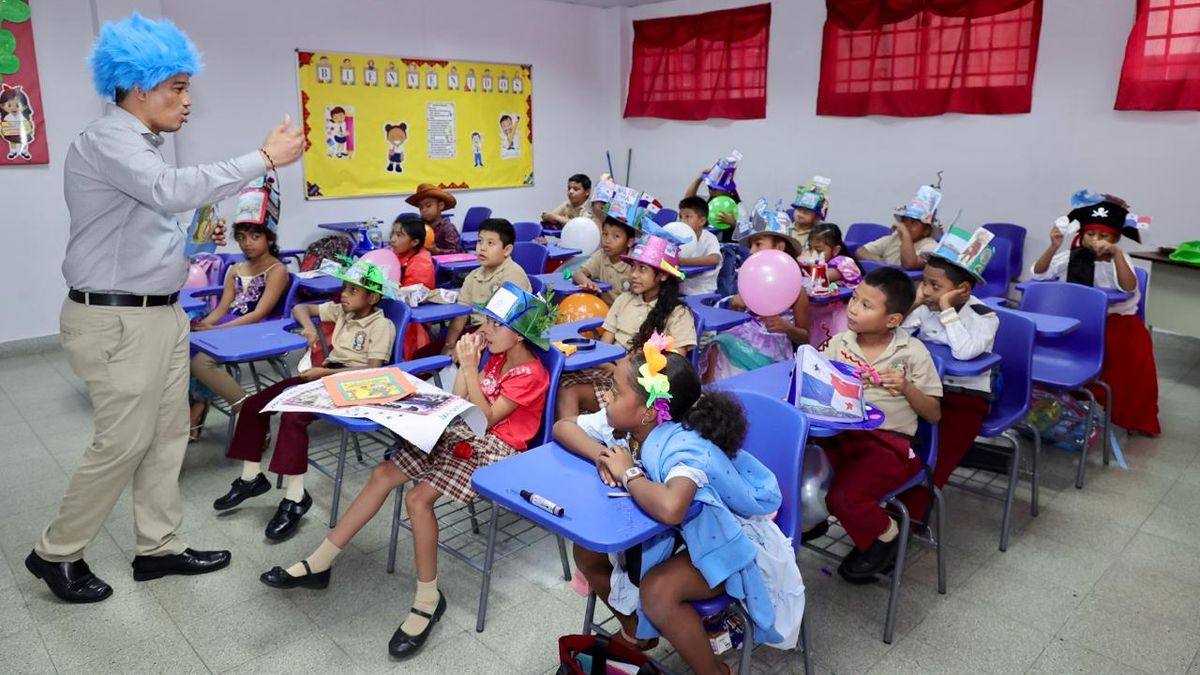 Los estudiantes participaron con entusiasmo en la actividad. Los estudiantes participaron con entusiasmo en la actividad.